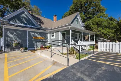 The Gallery House is fully accessible with an ADA-friendly ramp, ensuring that all guests can enjoy the hotel comfortably. The ramp provides easy access to the front of the building, ensuring a smooth and convenient experience.