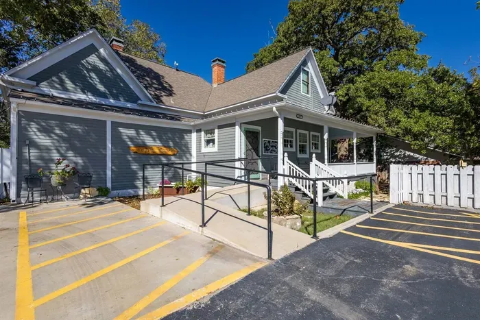 The Gallery House is fully accessible with an ADA-friendly ramp, ensuring that all guests can enjoy the hotel comfortably. The ramp provides easy access to the front of the building, ensuring a smooth and convenient experience.