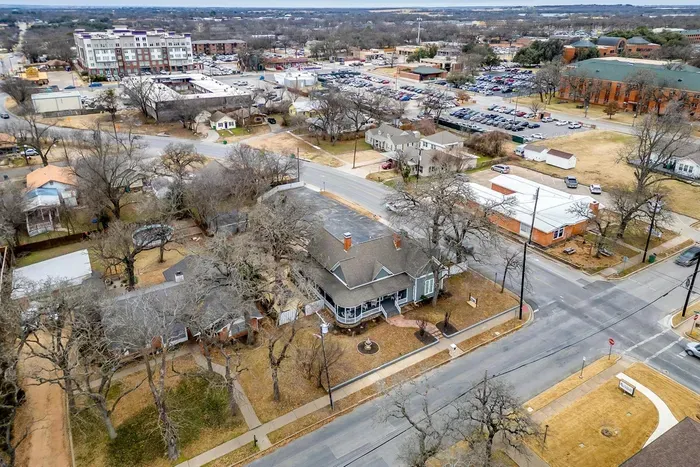 Aerial view showcasing the convenient proximity of The Gallery House to local attractions