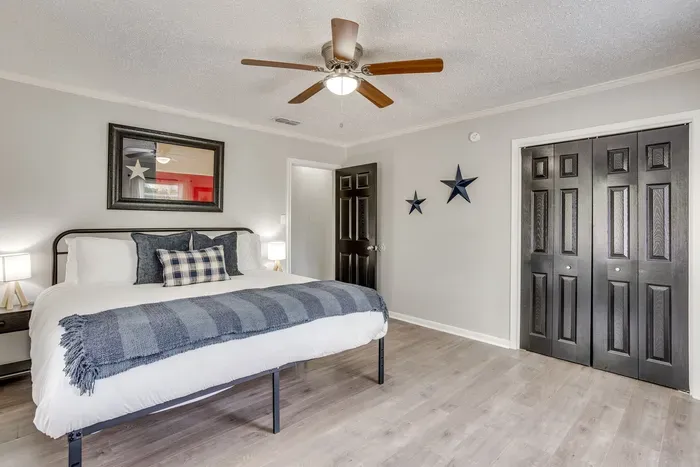 King bed, smart TV, and a little Texas on the wall.