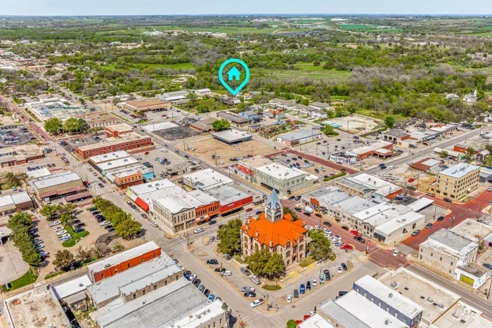 The Hive is pinned right next to Downtown Stephenville — just 1 block away from the square, restaurants, coffee shops, and local nightlife.