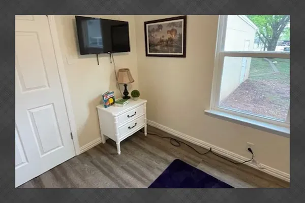 Bunk bedroom with Smart TV and natural light — comfortable and functional for families.