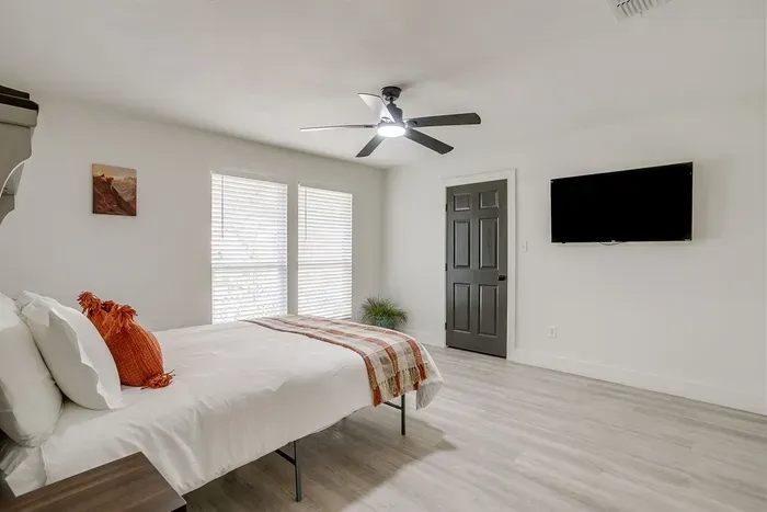 This comfy queen room gives your group the flexibility to spread out in style.