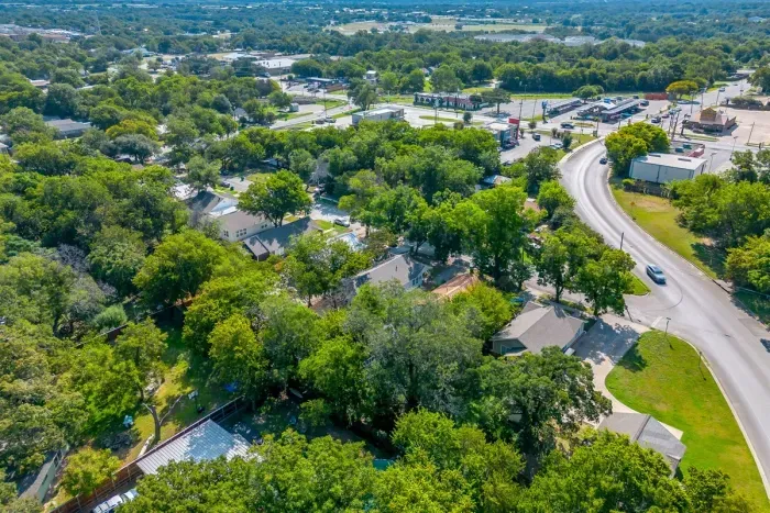 Enjoy outdoor fun with Stephenville’s city park only a short walk away. Great for kids, morning jogs, or afternoon picnics.