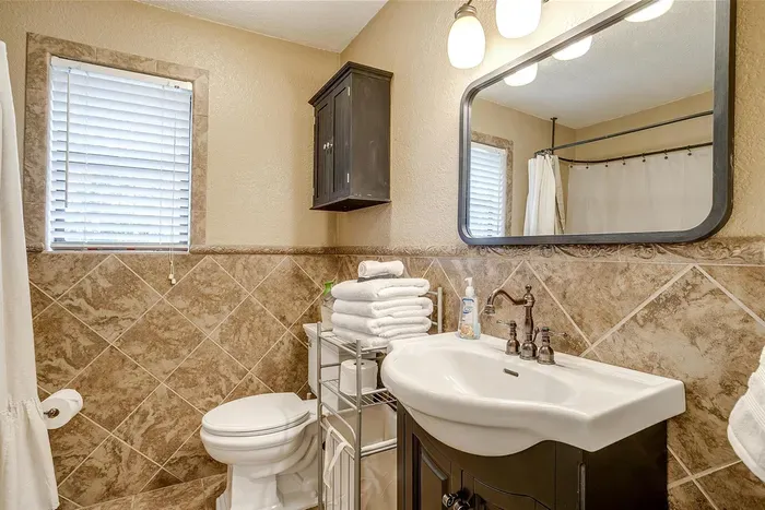 Pristine bathroom with fresh towels, soap, shampoo, and modern fixtures to ensure comfort and convenience during your stay