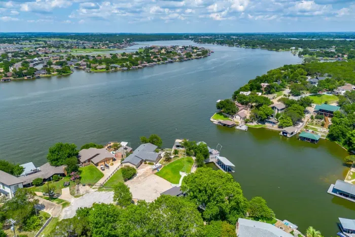 Wide-open lake views from your spot on the water. Right off the main lake in a super convenient location