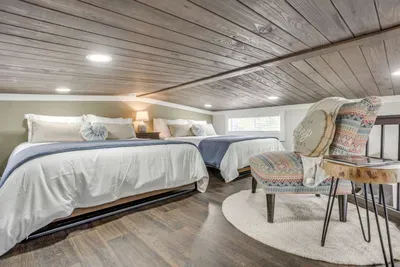 Cozy upstairs loft with 2 queen beds for the crew