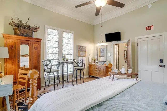 smart tv coffee station, ensuite bath