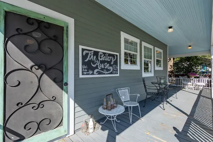The back porch is a peaceful entryway that provides easy access to The Gallery House Boutique Hotel. It’s a charming spot to unwind and relax, offering a tranquil setting with a welcoming atmosphere.