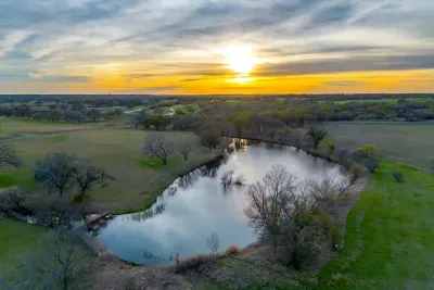 10 Star Ranch · The Cottage · Fishing Lake · Sleeps 6 - image 2 of 18