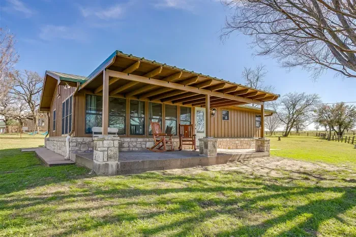 10 Star Ranch · The Cottage · Fishing Lake · Sleeps 6 - image 3 of 18