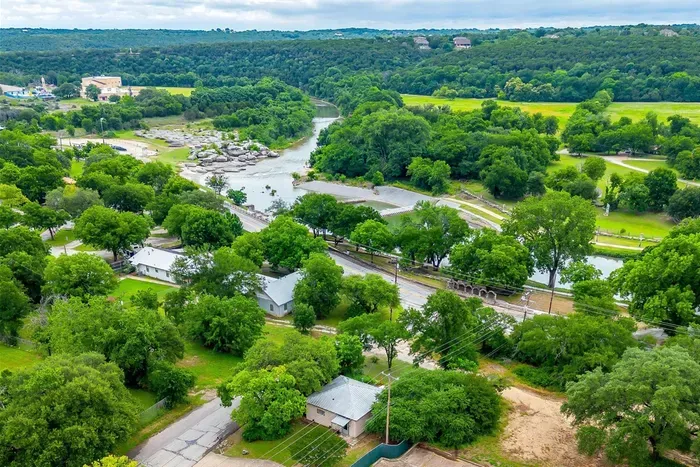 Bird’s eye view highlights how close you are to both the Paluxy River and everything downtown Glen Rose has to offer.