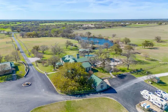 10 Star Ranch · Pool · Lake · Game Room · Sleep 10 - image 9 of 132