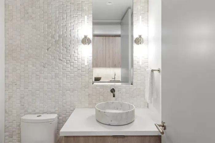 Lower level powder bath