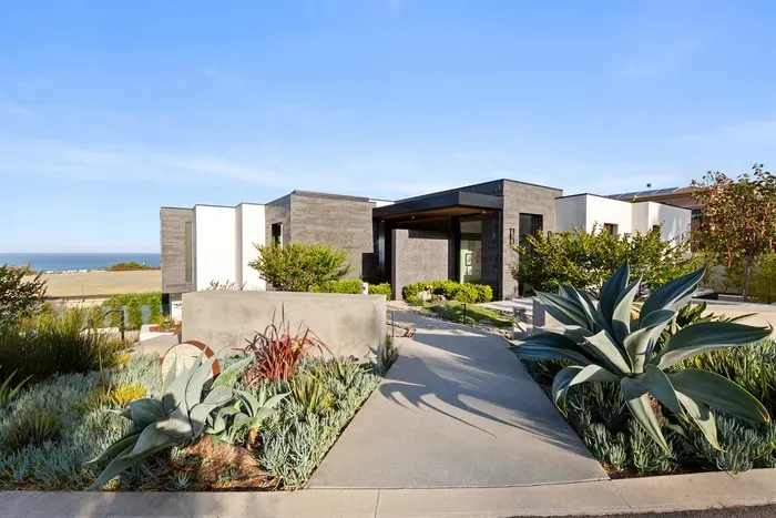Relax upon entering with your ocean views