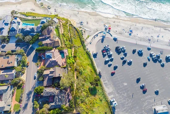 Aerial view - stroll to the beach...barefoot! Without a sidewalk or asphalt!
