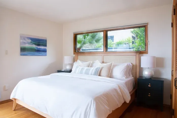 Primary downstairs bedroom (king)
