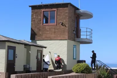 Lifeguard tower/public restrooms at 25th street beach