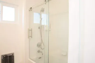 Shower/bathtub