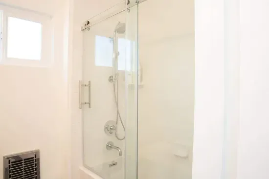 Shower/bathtub