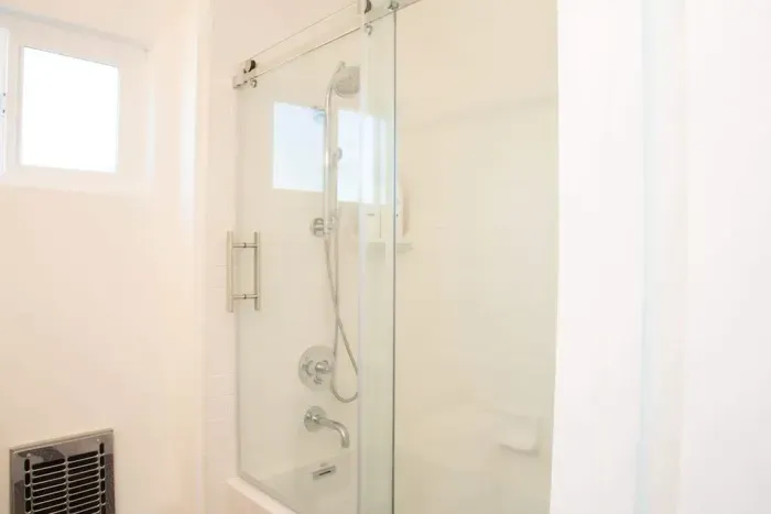 Shower/bathtub