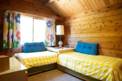Guest bedroom - twin beds