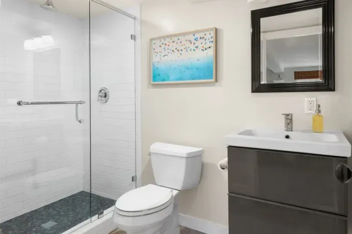 En suite guest bathroom
