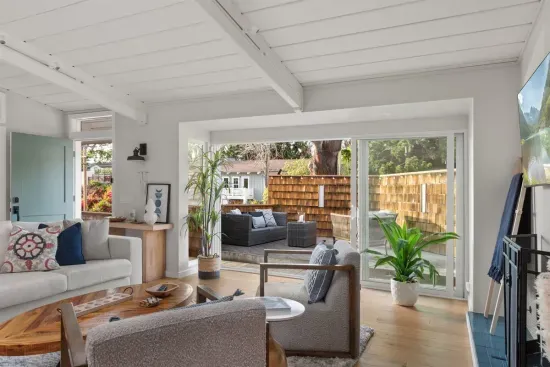 Indoor-outdoor living space