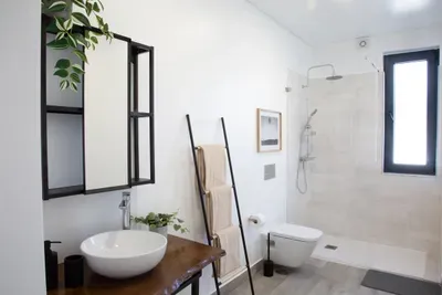 Full/Main large/spacious bathroom