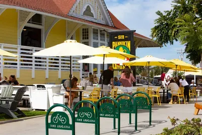 Amazing coffee shops/restaurants and shopping