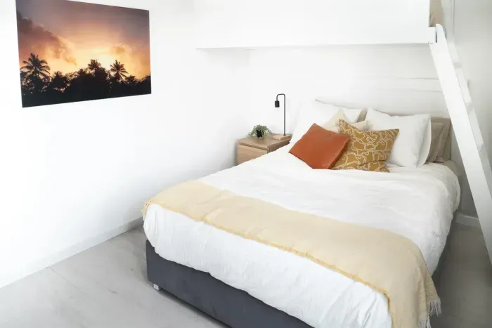Guest bedroom 1 - "sunset room"