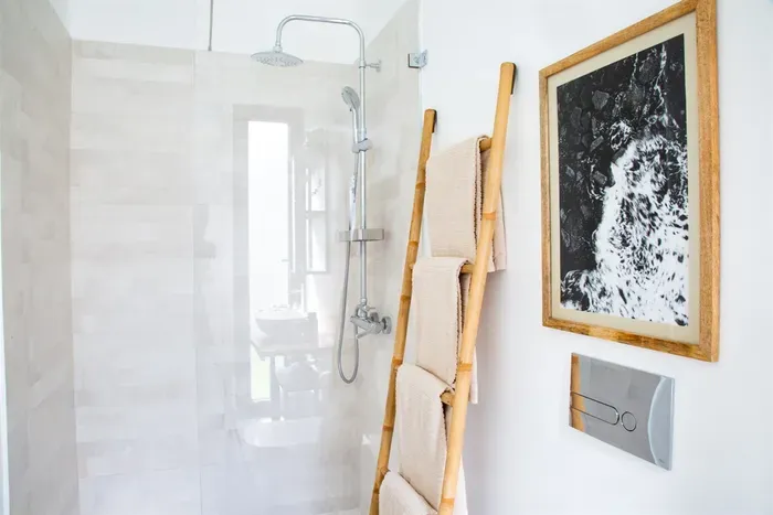 Rain head or handheld shower options