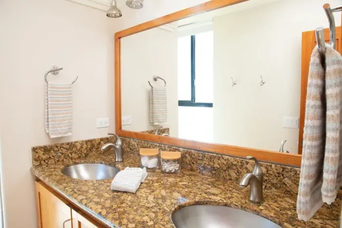 En Suite Full Bathroom