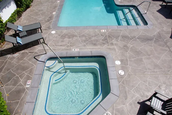 Hot tub - pool