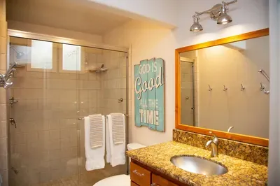 En Suite Full Bathroom