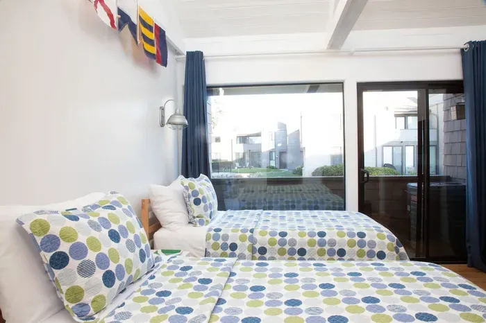 Guest bedroom with twin beds