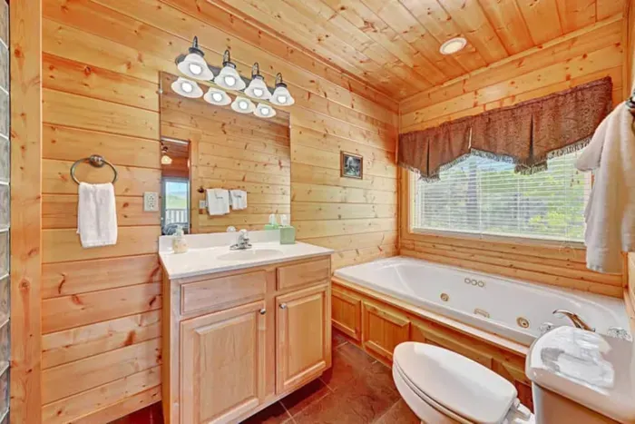 Another beautiful jetted tub in ensuite bathroom