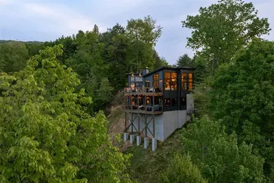 Modern Mountain Retreat • Decks • Fireplace • Hot Tub • Views