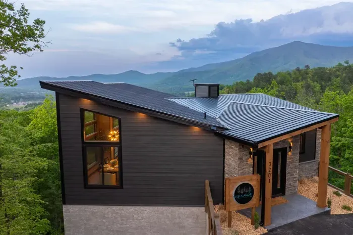 Newly built modern cabin (2026) with sweeping panoramic views and elevated design