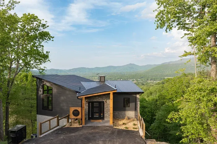 Modern View Cabin, Minutes to Gatlinburg & Pigeon Forge | Prime Smoky Mountain Location