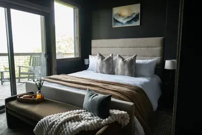 Wake up in style in this spacious 2nd bed suite with serene views and premium comfort