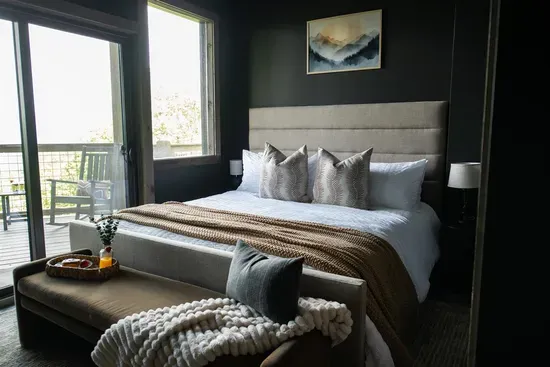 Wake up in style in this spacious 2nd bed suite with serene views and premium comfort
