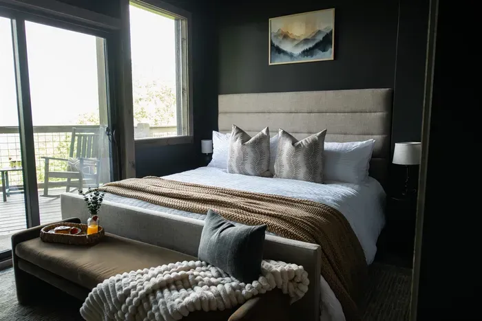 Wake up in style in this spacious 2nd bed suite with serene views and premium comfort
