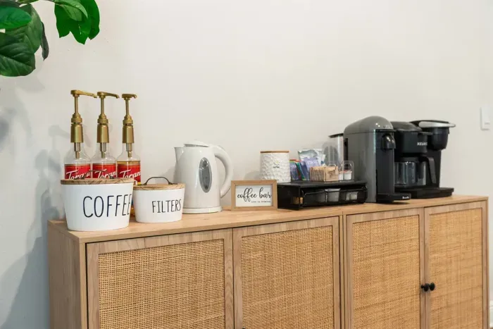 Coffee Bar: Enjoy a variety of options to start your day, including drip coffee, Nespresso, Keurig, an assortment of teas, hot cocoa, and a selection of flavored syrups—perfect for customizing your morning beverage before heading to the beach. ❤️