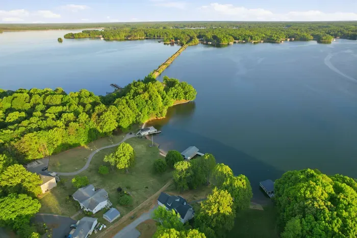 LUXE Lakefront 5BR Suites w/ Views, Beach, Dock,  - image 91 of 95