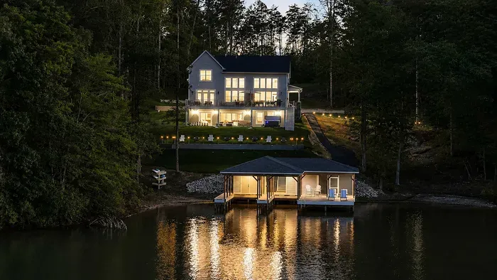 LUXE Lake Anna Lakefront, Sleeps 24, 6 Suites, Theater, BoatDock - image 132 of 160