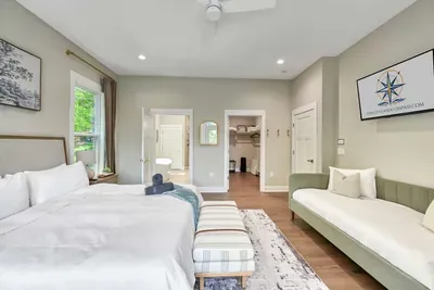 LUXE Lake Anna Lakefront, Sleeps 24, 6 Suites, Theater, BoatDock - image 141 of 160