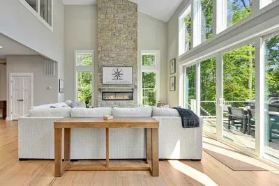 LUXE Lake Anna Lakefront, Sleeps 24, 6 Suites, Theater, BoatDock - image 138 of 160