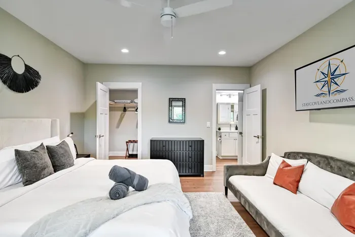 LUXE Lake Anna Lakefront, Sleeps 24, 6 Suites, Theater, BoatDock - image 101 of 160