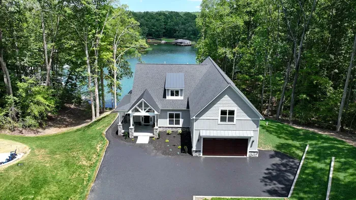 LUXE Lake Anna Lakefront, Sleeps 24, 6 Suites, Theater, BoatDock - image 38 of 160